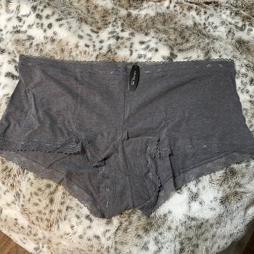 Cheeky style plus size panties with lace trim!